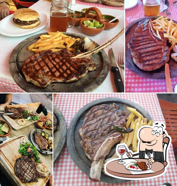Tómate un plato con carne en Restaurante de carnes Los Karbones
