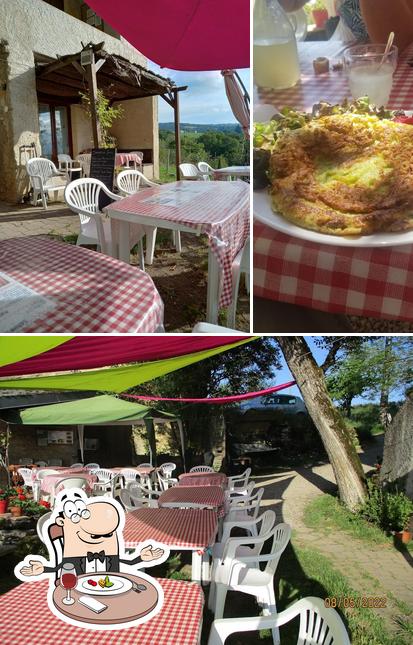 La table à manger et nourriture du restaurant