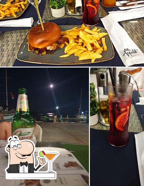 JET PORT Bar and Dinner se distingue par sa boire et burger