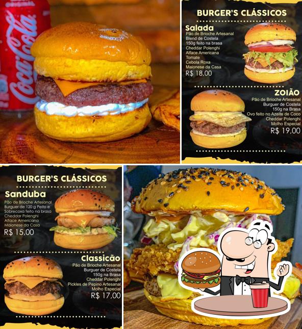 Peça um dos hambúrgueres disponíveis no Smash Burguer Altos