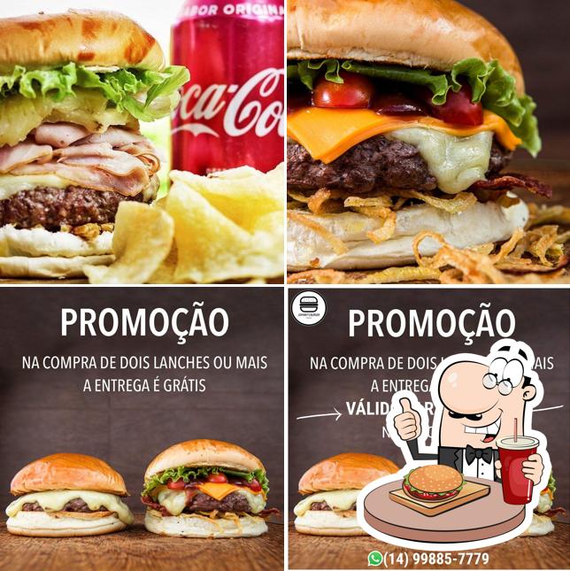 Delicie-se com um hambúrguer no Johnny's Burger