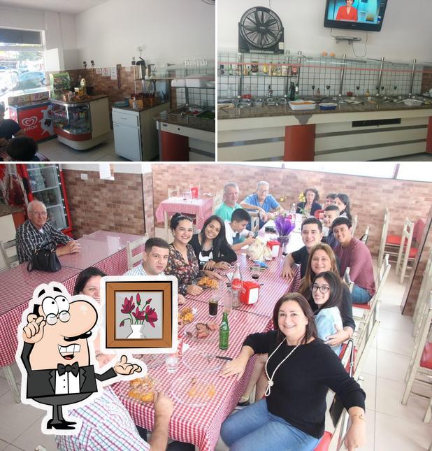 Sente em uma das mesas no Frango & Filé Grill