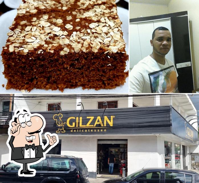 Sente em uma das mesas no Gilzan Delicatessen