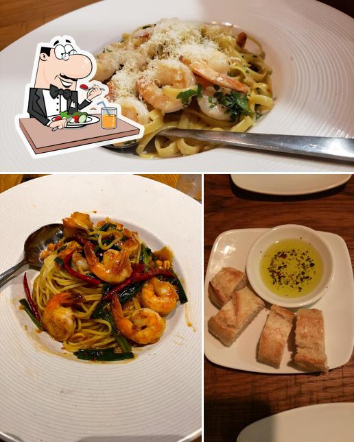 California Pizza Kitchen at Escondido, 200 E Via Rancho Pkwy in