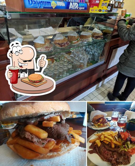 Ordina un hamburger a Caffè Tripoli Snack Bar