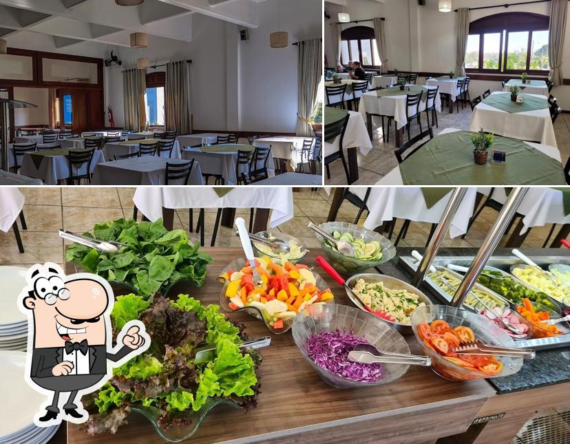 Confira a imagem mostrando interior e comida no Restaurante Casarão Gardini