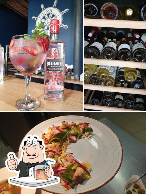 Фото, на котором видны напитки и еда в Restauracja Ryby&Owce