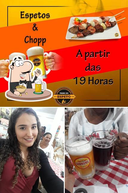 Peça um copo de cerveja leve ou escura