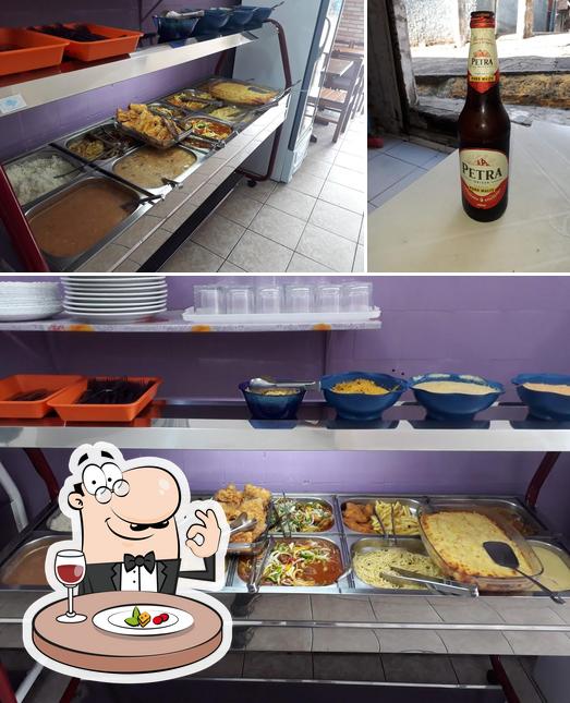 A comida e cerveja do restaurante