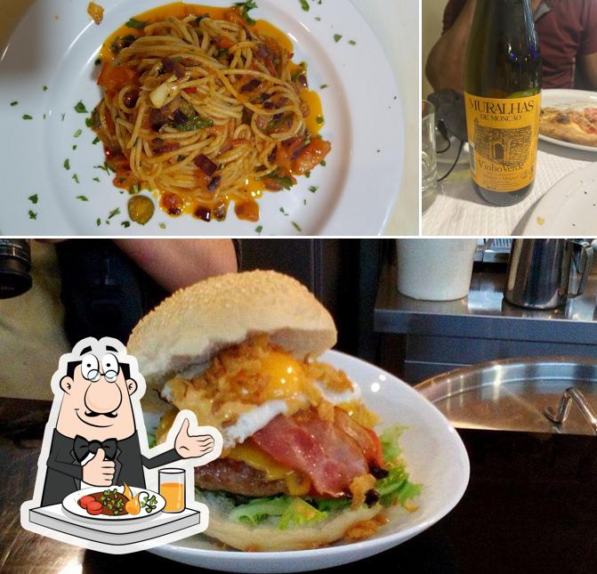 Among various things one can find food and alcohol at Art Italiana (Pizzeria)