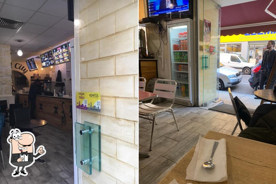 Installez-vous à l'une des tables de Food City