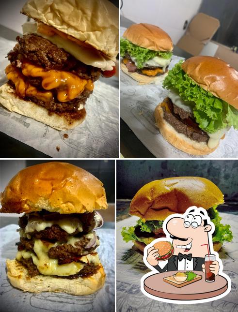 Order a burger at Deu Fome Hamburgueria & Nhoqueria