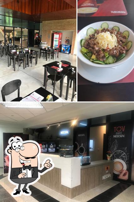 Dê uma olhada a foto apresentando interior e comida no TOV Café