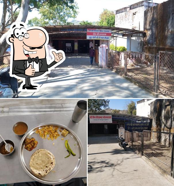 Here's a pic of Jain Bhojanalaya