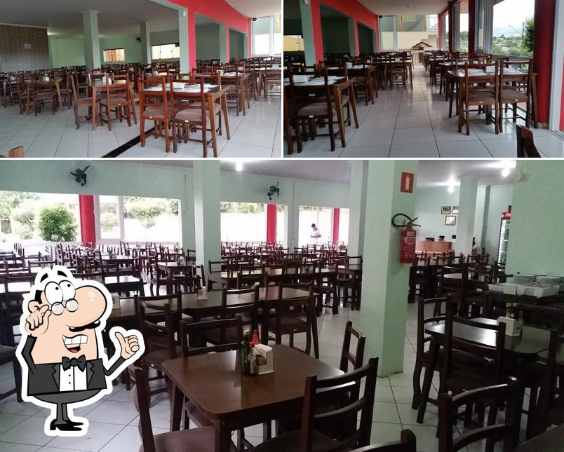 Sente em uma das mesas no Casa Nova Pizzaria - Realeza
