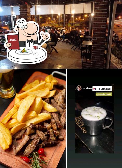 Entre diferentes coisas, comida e interior podem ser encontrados no Friends Bar
