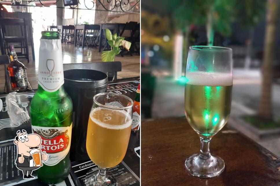 Desfute um copo de cerveja leve ou escura