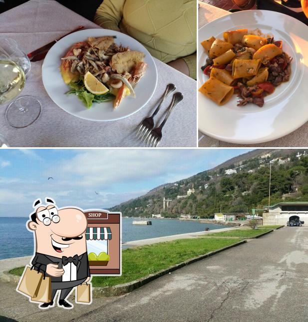 Puoi goderti l'aria fresca da seduto all'esterno di Tavernetta al Molo
