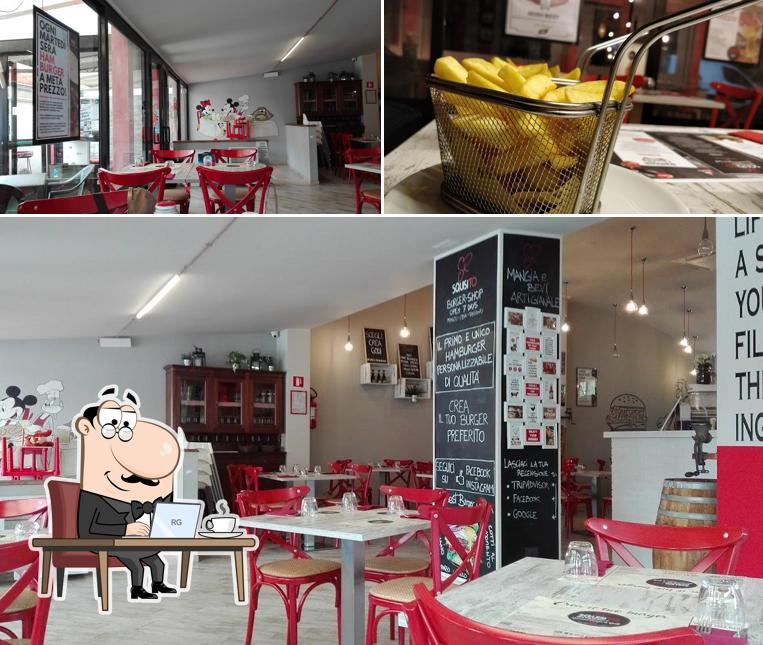 La foto della interni e cibo di Squisito Restaurant