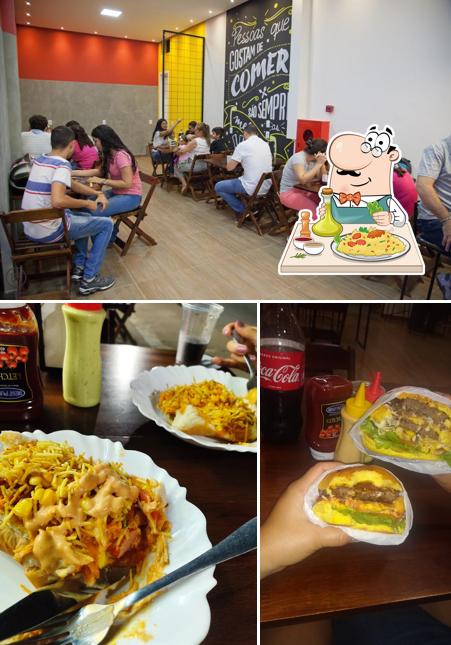 Entre diferentes coisas, comida e interior podem ser encontrados a Top Dog E Hamburgueria