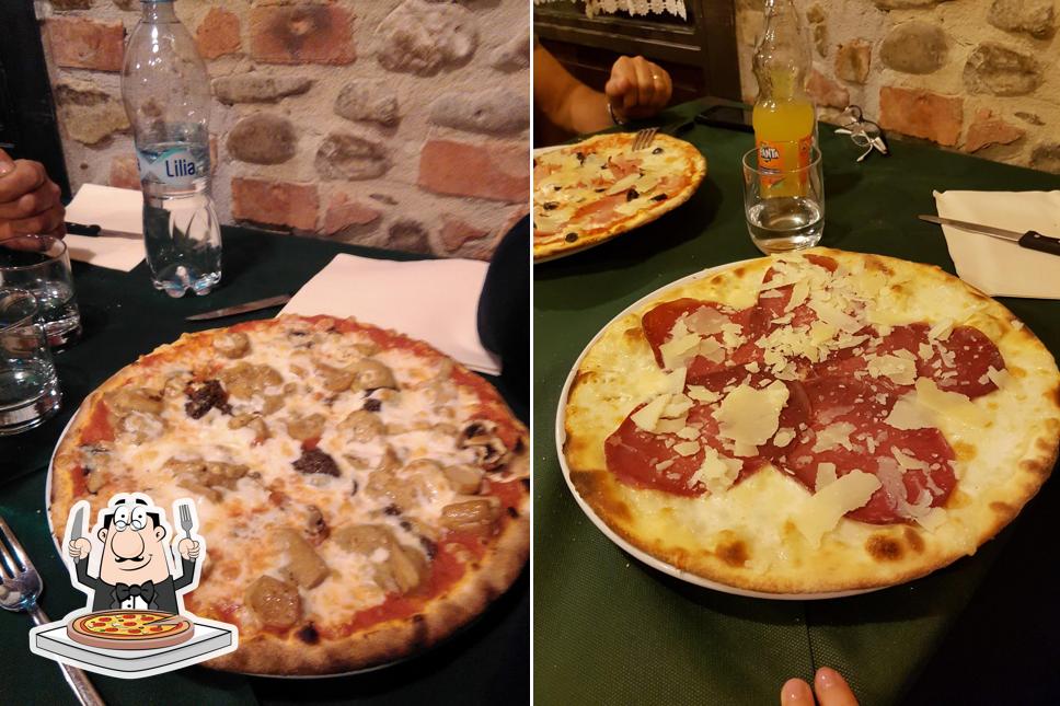 Pick pizza at il Locale di Guido