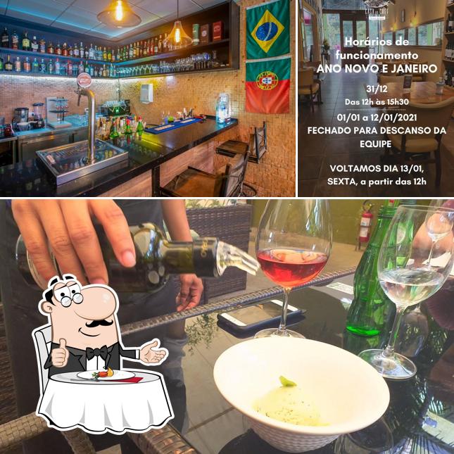 Entre diferentes coisas, mesa de jantar e balcão de bar podem ser encontrados no Casa do chef Eduardo De Castro