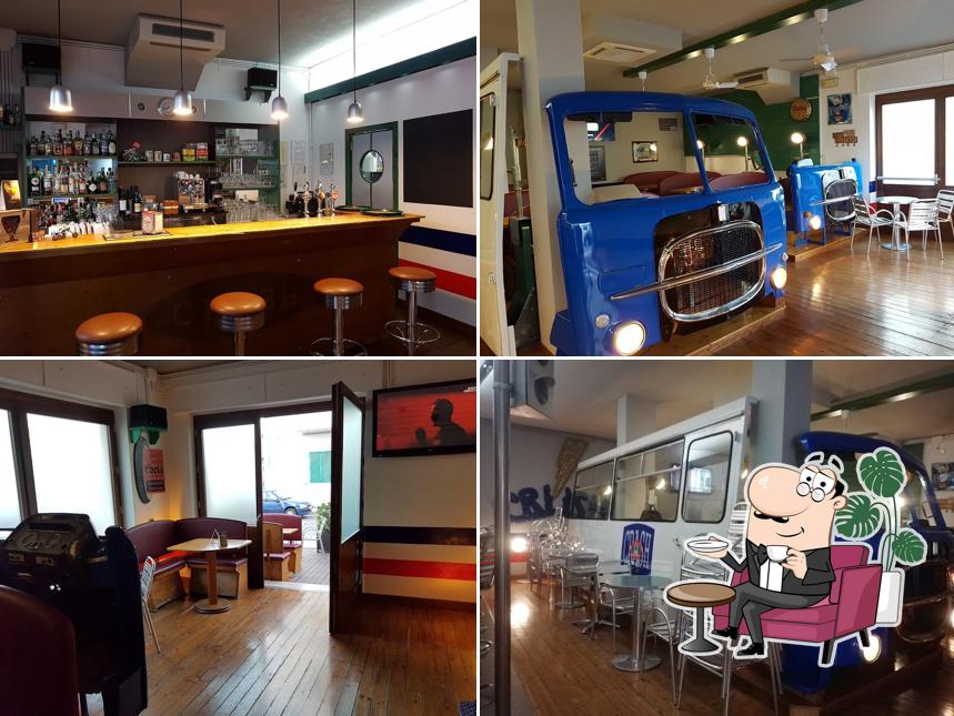 Siediti a un tavolo di Pub "Crash"