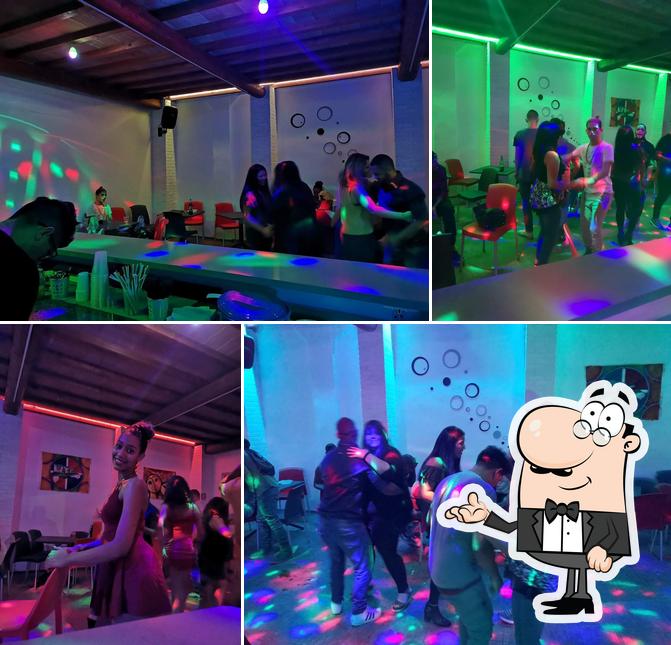 Dai un'occhiata agli interni di El Caribe latin club