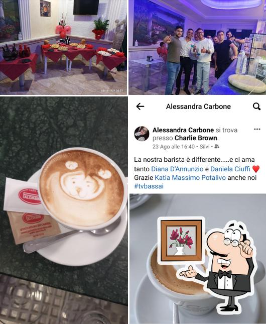 La immagine di interni e bevanda da Charlie Brown