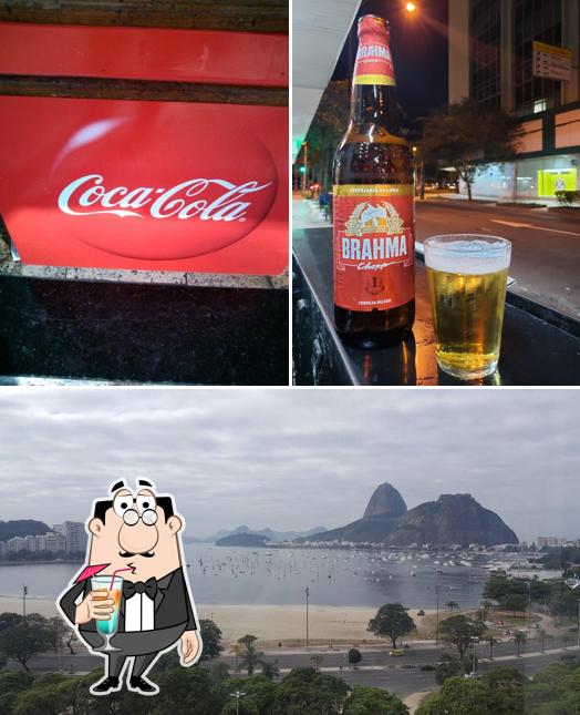 A bebida e exterior do restaurante