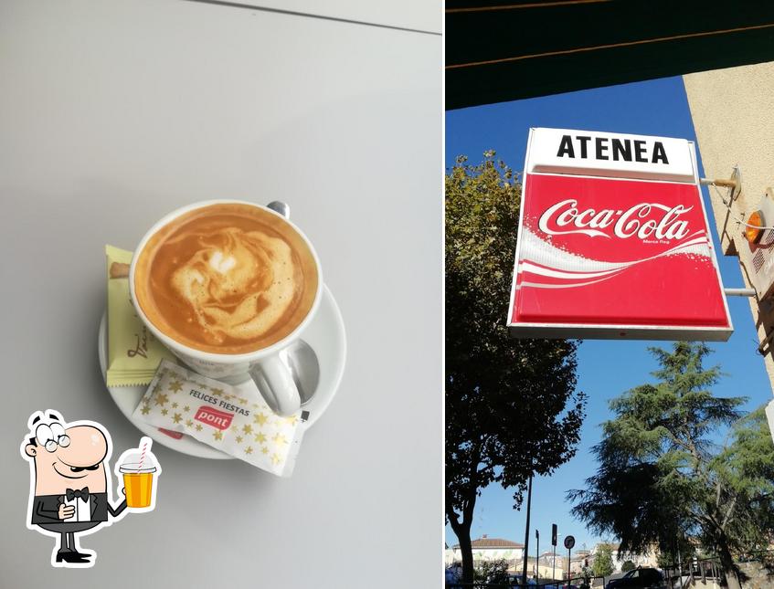 Насладитесь напитками в атмосфере "Bar cafetería Atenea"