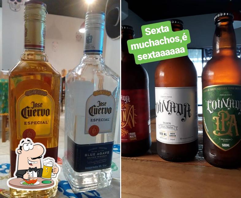 Desfute um copo de cerveja leve ou escura
