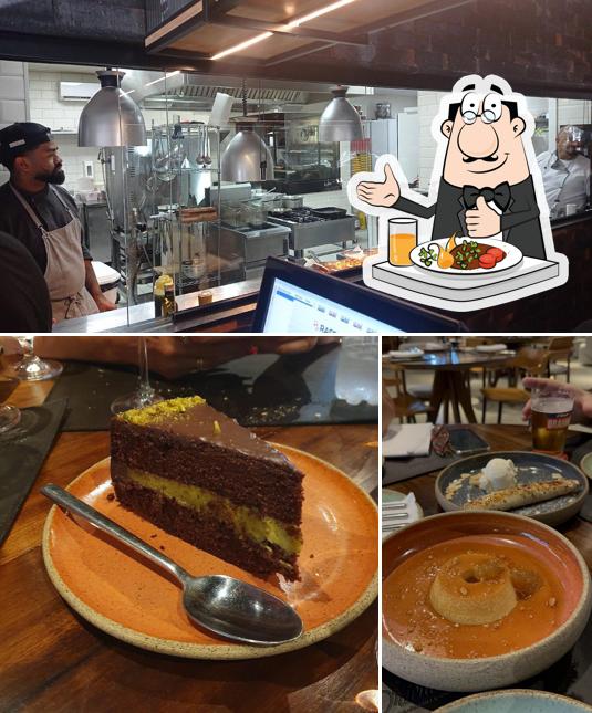 A foto da comida e interior no Casa Orientales