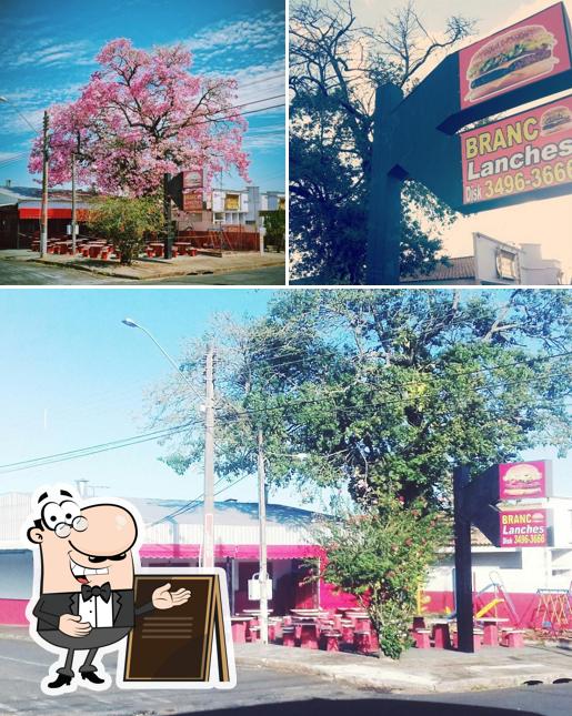 O exterior do Branco Lanches
