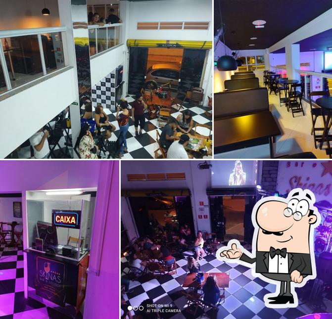 O interior do SKINAS BAR E LOUNGE