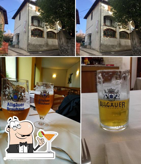 Questa è la foto che presenta la bevanda e esterno di Ristorante Pizzeria Marialia