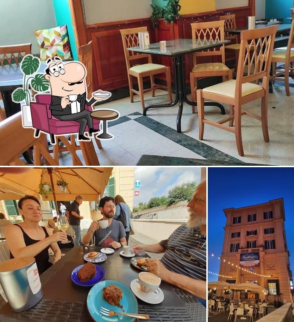 Siediti a un tavolo di Caffetteria l’800