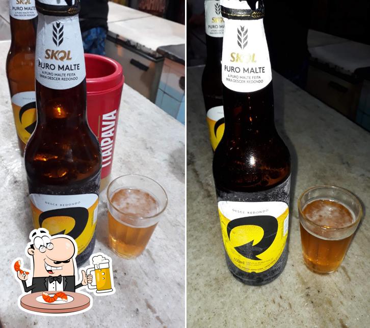 Desfute uma tulipa de cerveja leve ou escura