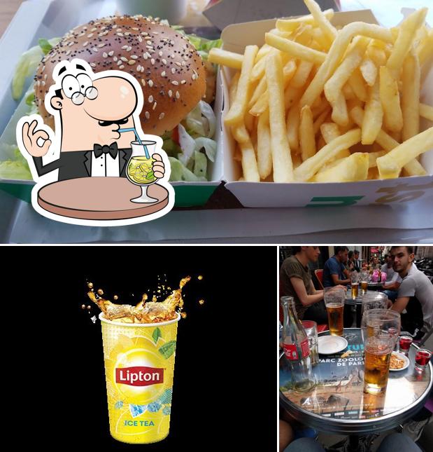 L’image de la boire et burger de McDonald's’s