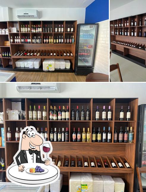 É agradável desfrutar uma taça de vinho no Empório Veleiro - Camarão, Bacalhau e Frutos do mar