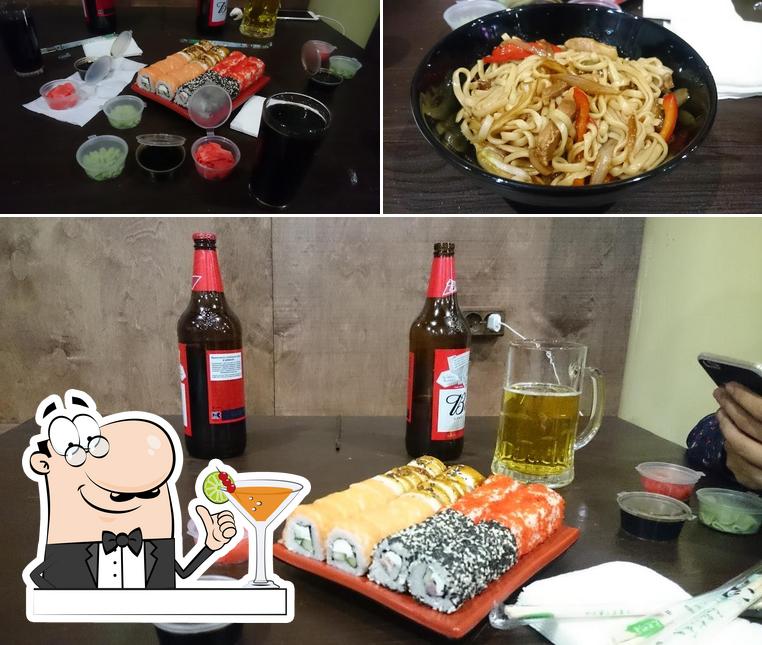 Это снимок, где изображены напитки и еда в Суши Артема Петрова
