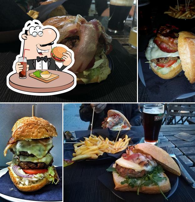 Prenditi un hamburger a Drunken Sailor Irish Pub