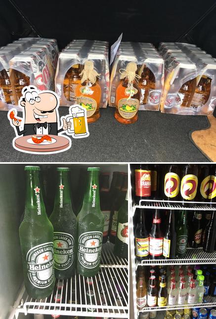 Desfute uma tulipa de cerveja leve ou escura