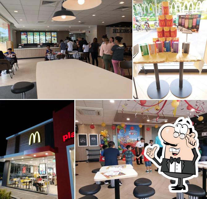 Посмотрите на внутренний интерьер "McDonald's Lancaster"