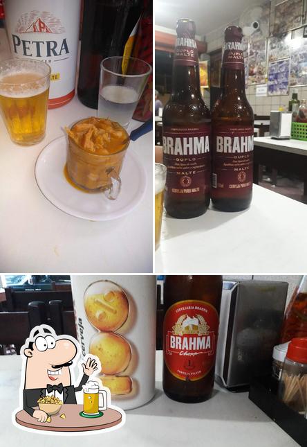 Desfute um copo de cerveja leve ou escura