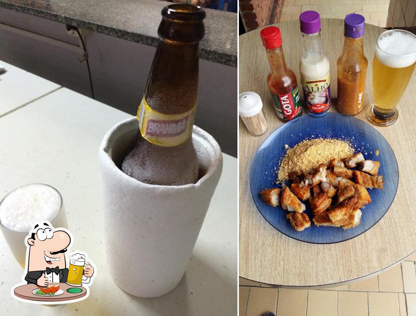 Desfute um copo de cerveja leve ou escura