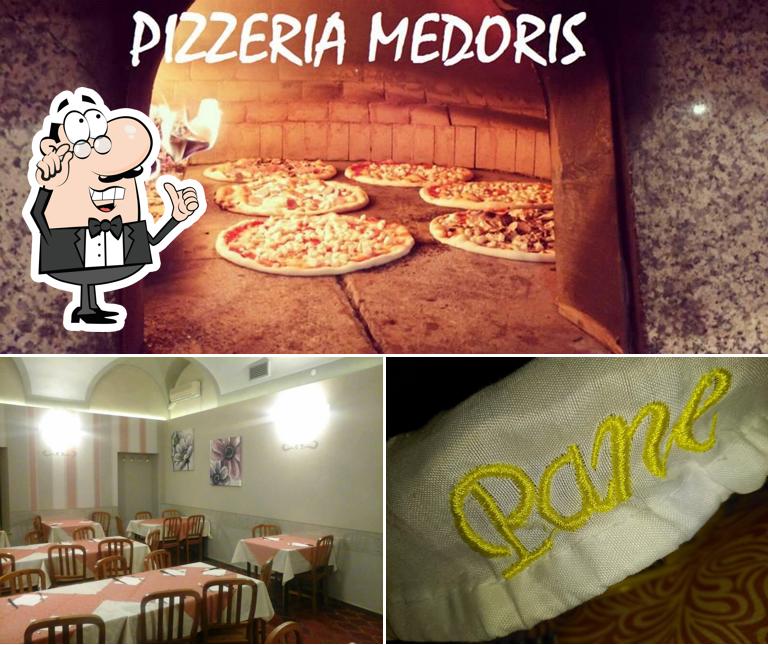 Guarda la foto che presenta la interni e pizza di Pizzeria Medoris