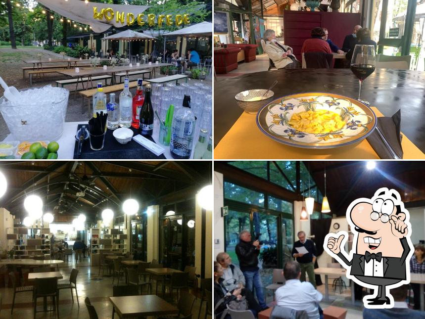 Siediti a un tavolo di C.S. Catomes Tôt