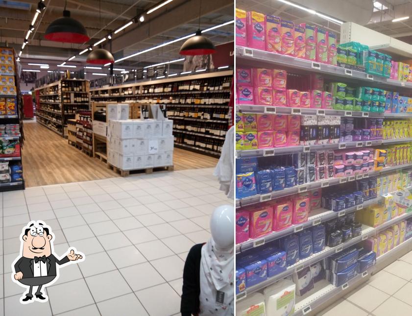 Installez-vous à l'une des tables de Intermarché HYPER Rostrenen