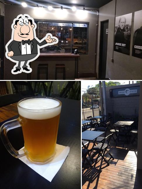 A imagem da interior e cerveja no Samcro´s Burguer Delivery